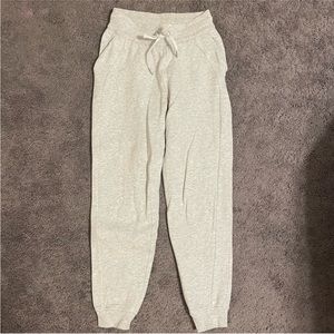 Lululemon light heather gray scuba jogger size 4